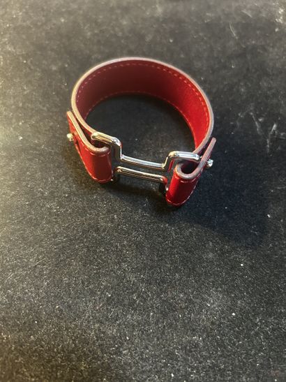 HERMES.
Bracelet en cuir rouge et motif en...
