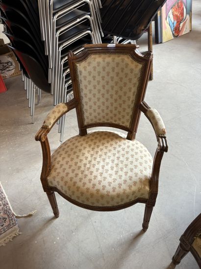 Fauteuil cabriolet en bois naturel, le dossier...