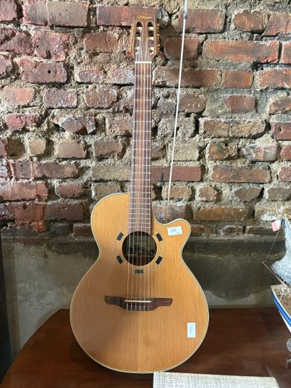 Guitare
Portant une étiquette TAKAMINE
En...