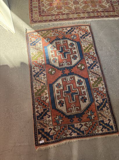 Réunion de quatre tapis en laine polychrome
Travail...
