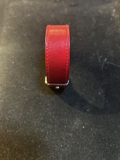 HERMES.
Bracelet en cuir rouge et motif en...