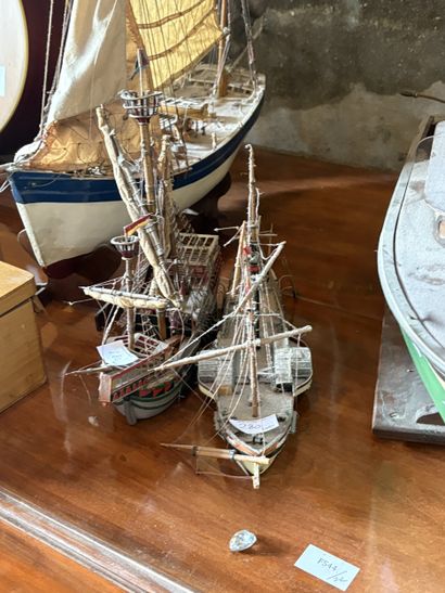 Réunion de trois maquettes de bateau en bois...