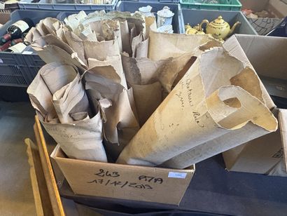 Réunion de placards de notaire anciens, certains...
