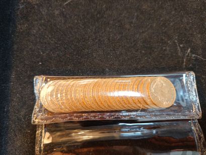 Réunion de 24 pièces de 20 francs or, sous...