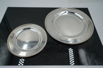 Réunion de dessous de bouteille et assiettes...