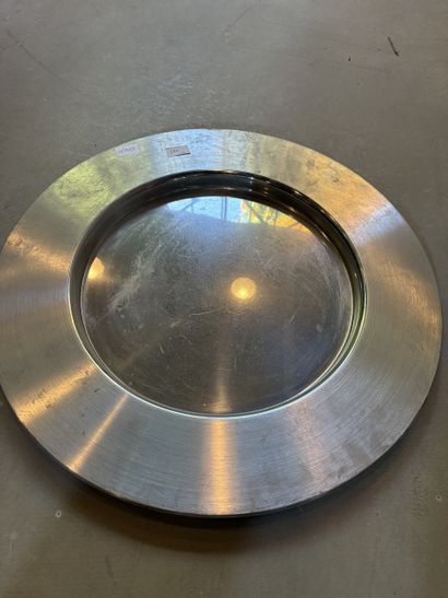 Important plat circulaire en métal argenté.
Diamètre....