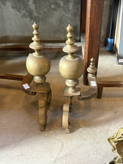 Paire de chenets en métal doré à décor de...