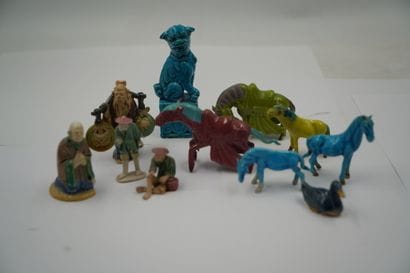 CHINE
Réunion de statuettes en céramique,...