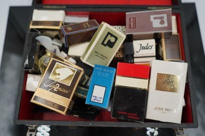 Réunion de flacons de parfum miniatures dont...