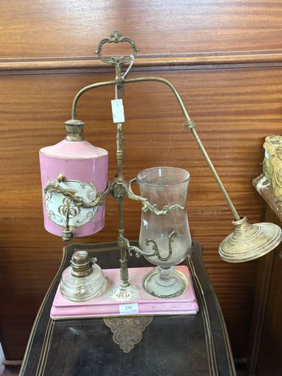 Percolateur en porcelaine, verre et métal.
Monogrammée,...