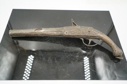 Pistolet à silex et poignard en métal à décor...