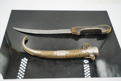 Pistolet à silex et poignard en métal à décor...