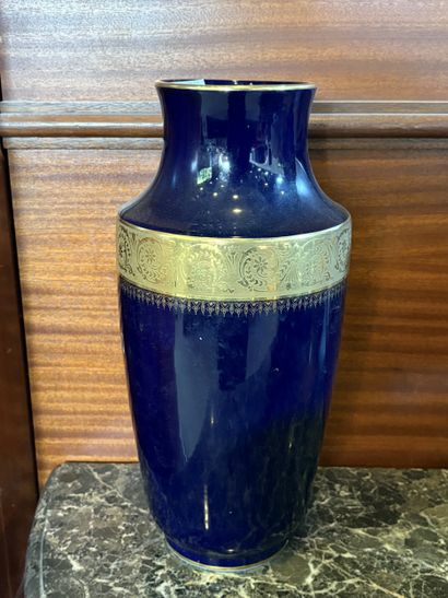 LAZEYRAS LIMOGES
Vase balustre en porcelaine...