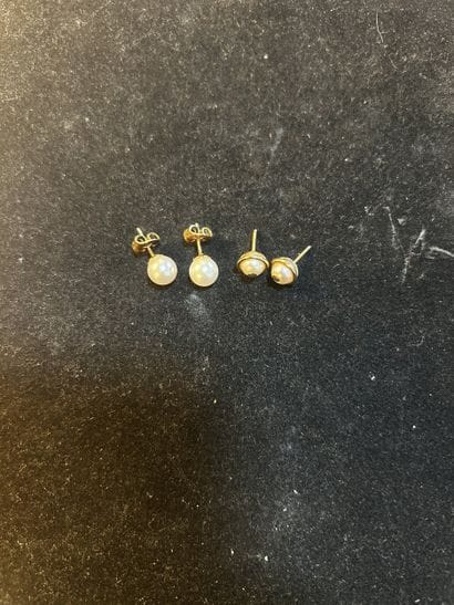 Deux paires de boutons d'oreille en or jaune...