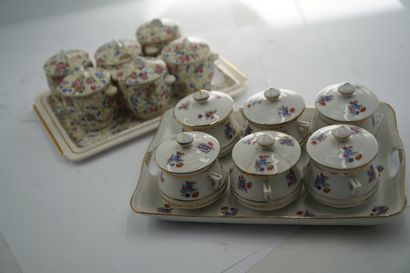 Réunion de deux plateaux de 6 pots à crème...