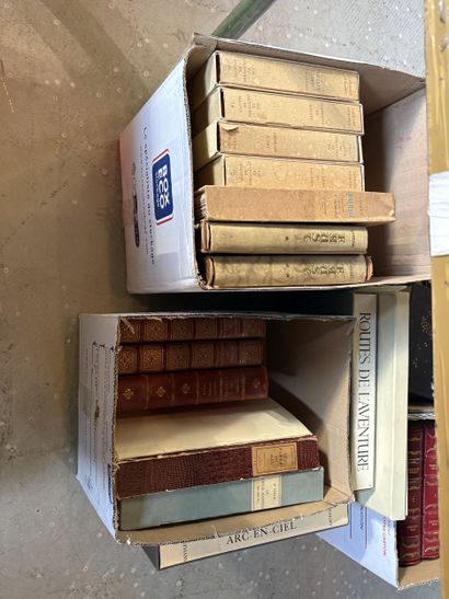 Réunion de volumes reliés et brochés dont...