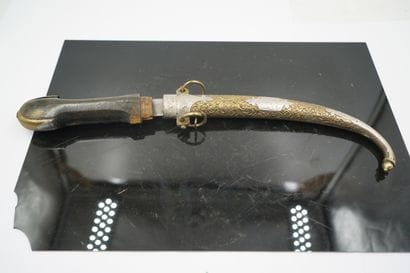 Pistolet à silex et poignard en métal à décor...