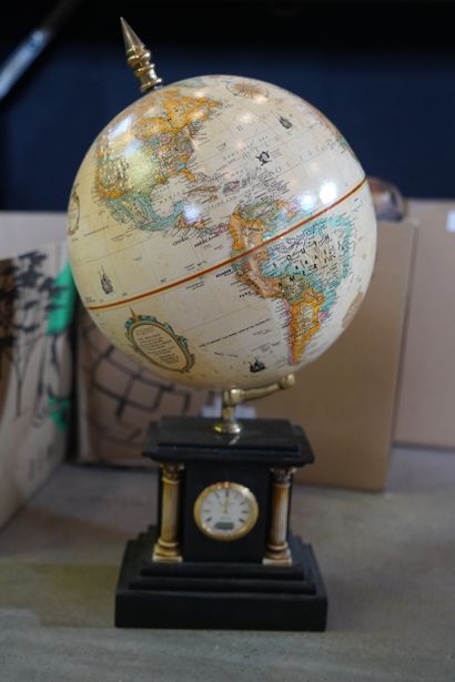 Réunion de bibelots dont pendule avec globe,...