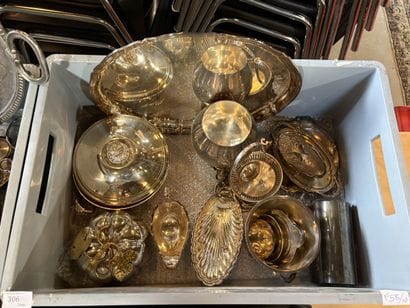 Réunion de couverts, plats, coupes, saucière,...