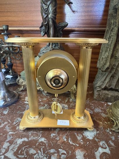 HOUR LAVIGNE
Pendule portique en métal doré,...