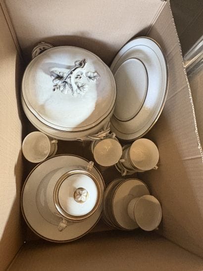 Partie de service à thé en porcelaine émaillée...
