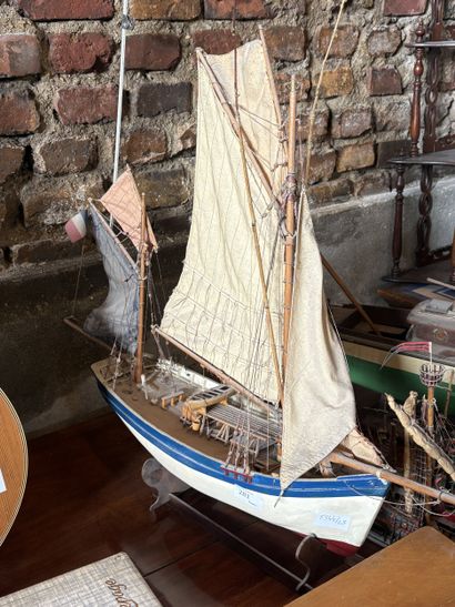 Maquette de bateau en bois peint
en l'état,...