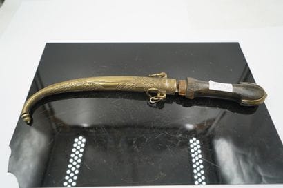 Pistolet à silex et poignard en métal à décor...