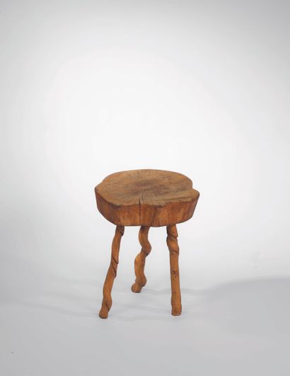 TRAVAIL BRUTALISTE 
TABOURET TRIPODE
Bois...