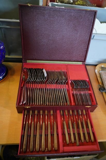 Une ménagère en métal avec couteaux
Avec...