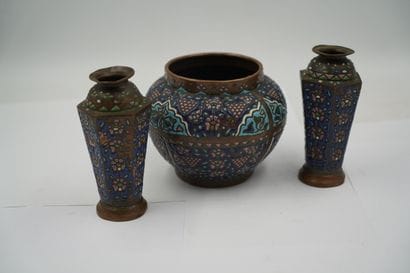 Un vase et une paire de vases en cuivre à...