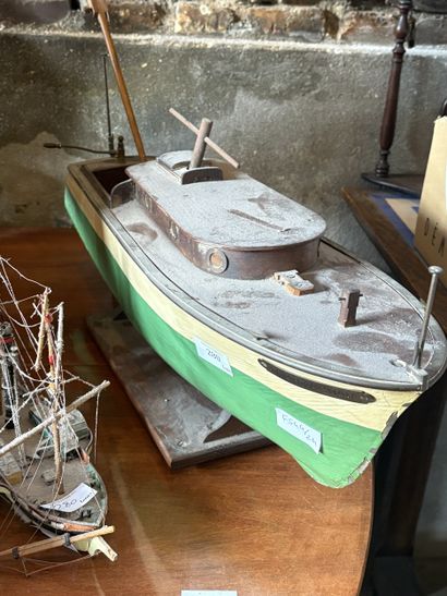 Réunion de trois maquettes de bateau en bois...