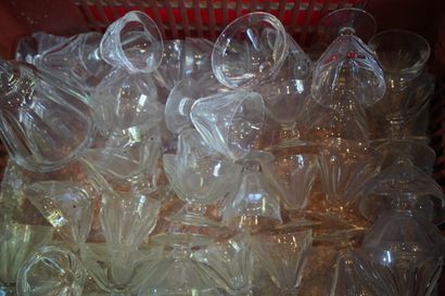BACCARAT
Partie de service de verres en cristal...