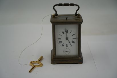 Pendulette d'officier en métal doré. Le cadran...
