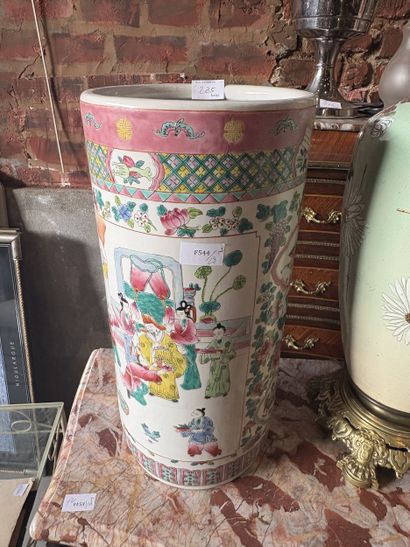 CHINE
Porte parapluie en porcelaine à décor...