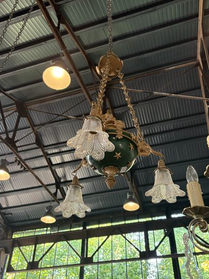 Lustre en métal doré et laqué vert, à trois...