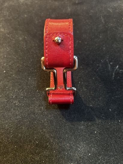HERMES.
Bracelet en cuir rouge et motif en...