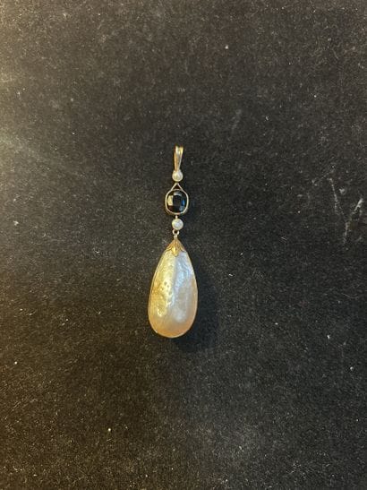 Pendentif, la monture en or jaune 14K, orné...
