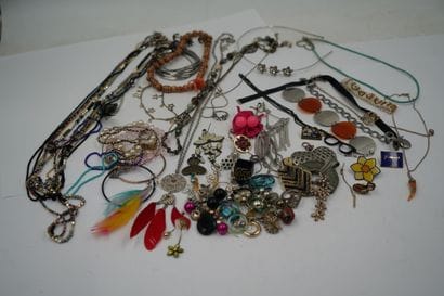 Réunion de bijoux fantaisie.
En l'état.