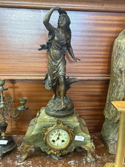 Pendule en régule à décor d'une jeune femme...