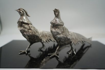 Un coq combattant et deux faisans en métal...