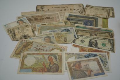 Réunion de 4 boîtes de pièces de monnaies...
