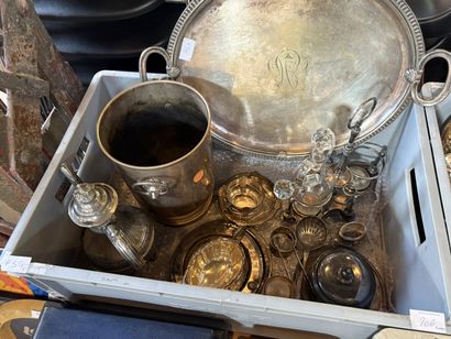 Réunion de couverts, plats, coupes, saucière,...