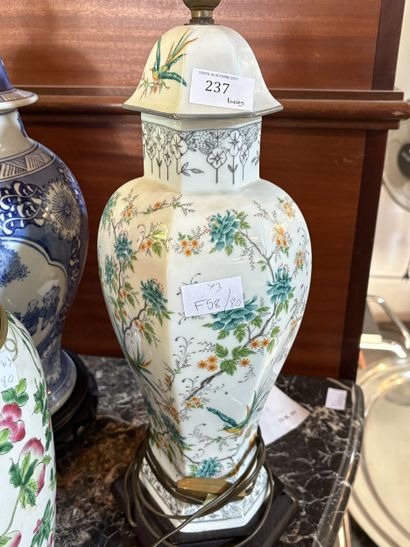 CHINE
-Pot à gingembre en porcelaine à décor...