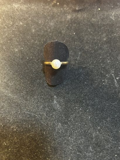 Bague en or jaune 18K, ornée d'une perle.
Poids...