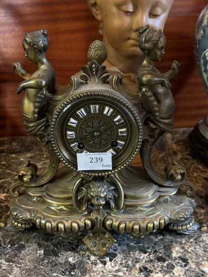Pendule en métal doré, le cadran circulaire...