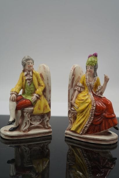 Paire de serre-livres en porcelaine émaillée...