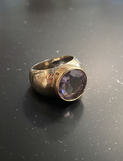 Bague jonc en or jaune 18K, sertie clos d'une...