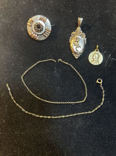 Lot en métal doré : médaille, médaillon,...
