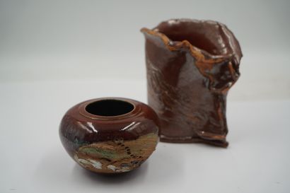 Réunion de deux vases en céramique à décor...