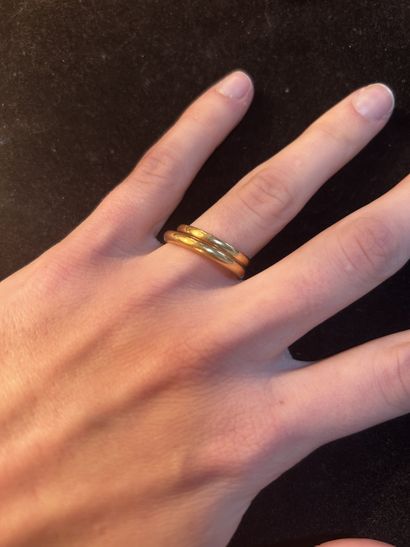 Bague en or jaune ornée d’une pierre rouge...